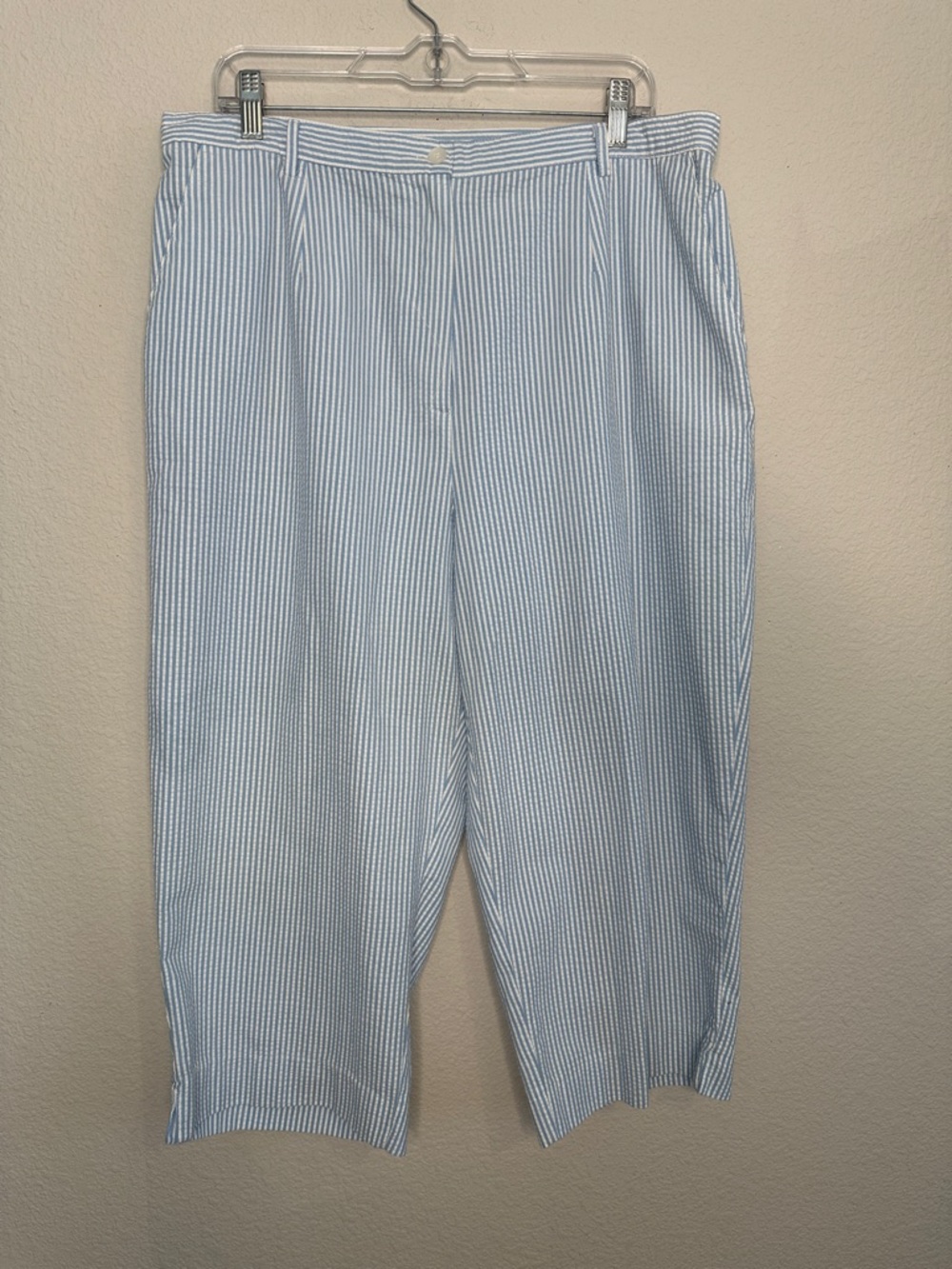 Alfred Dunner Blue &‎ White Seersucker Cropped Pants